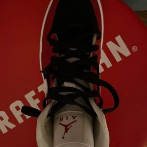 Jordan 1 mid gym red,black womens